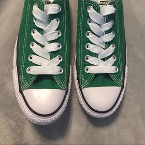 Converse all stars size women’s 7 men’s 5